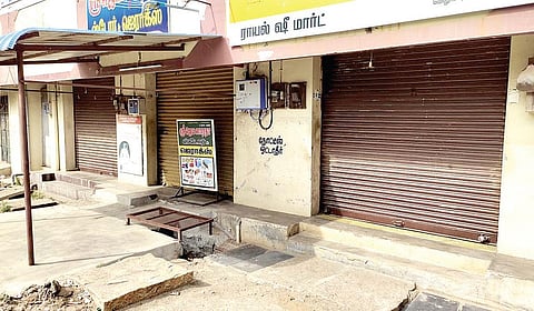 வர்த்தகர் தாக்கப்பட்ட சம்பவத்தை கண்டித்து மேலூரில் அடைக்கப்பட்டிருந்த கடைகள்.