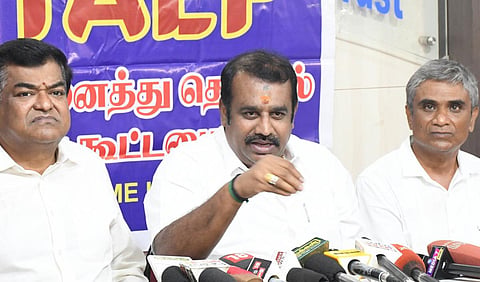 கோவை பிரஸ் கிளப் வளாகத்தில் நடந்த செய்தியாளர்கள் சந்திப்பு நிகழ்வில் பங்கேற்ற தமிழ்நாடு அனைத்து தொழில்முனைவோர் கூட்டமைப்பின் தலைவர் முத்துரத்தினம், செயலாளர் ஜெயபால் உள்ளிட்டோர். | படம்: ஜெ.மனோகரன்