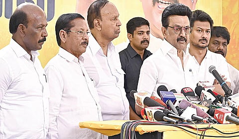 ‘ஓரணியில் தமிழ்நாடு’ திமுக உறுப்பினர் சேர்ப்பு இயக்கத்தை சென்னையில்
தொடங்கி வைத்து செய்தியாளர்களிடம் பேசிய முதல்வர் ஸ்டாலின். உடன் உதயநிதி, டி.ஆர்.பாலு, ஆர்.எஸ்.பாரதி, மா.சுப்பிரமணியன்.