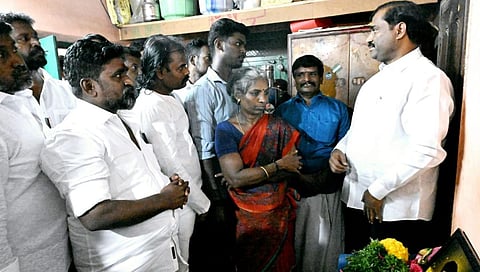 மடப்புரத்தில அஜித்குமாரின் குடும்பத்தினரிடம் ஆறுதல் கூறிய தமிழக வாழ்வுரிமை கட்சித் தலைவர் வேல்முருகன்.