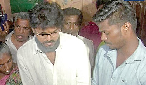 மடப்புரத்தில் அஜித்குமாரின் இல்லத்துக்கு சென்ற விஜய், அவரது குடும்பத்தினருக்கு ஆறுதல் கூறினார்.