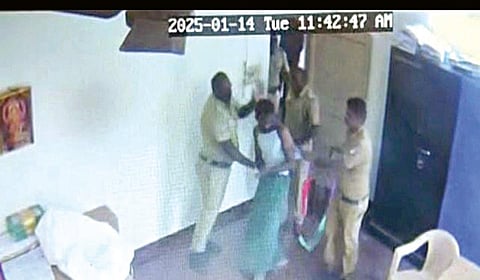 தேவதானம் காவல் நிலையத்தில் ரமேஷை போலீஸார் தாக்கும் வீடியோ காட்சி.