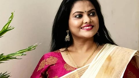 இயக்குநர் புகார்: நடிகை மினு முனீர் கைது