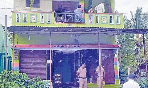 சக்தீஸ்வரன் வீட்டில் பாதுகாப்புப் பணியில் ஈடுபட்ட காவலர்கள்.