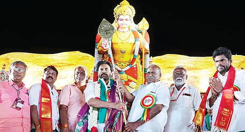 வாளுக்குப் பதில் வேல்... திமுகவினரையும் திருப்பிவிட்ட பாஜக! - முருகனை தூக்கிப் பிடிக்கும் தமிழக அரசியல் களம்!