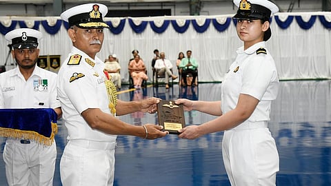 இந்திய கடற்படையில் போர் விமானியாக பயிற்சி பெற்ற முதல் பெண் ஆஸ்தா பூனியா!