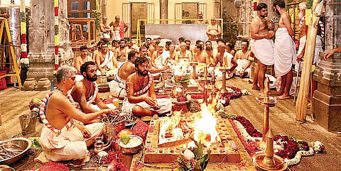 திருச்செந்தூர் சுப்பிரமணிய சுவாமி கோயிலில் நடைபெற உள்ள மகா கும்பாபிஷேக விழாவுக்காக நேற்று மூலவருக்கான யாகசாலையில் பூஜைகளை  நடத்திய கேரள தந்திரிகள்.