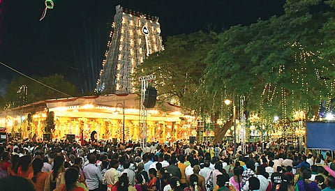 திருச்செந்தூர் சுப்பிரமணிய சுவாமி கோயில்  கும்பாபிஷேகம்  இன்று  நடைபெறுகிறது. இதையொட்டி, ராஜகோபுரம் மற்றும் வளாகம் முழுவதும் மின்னொளியில் ஜொலிக்கிறது. படம்: மு.லெட்சுமி அருண்