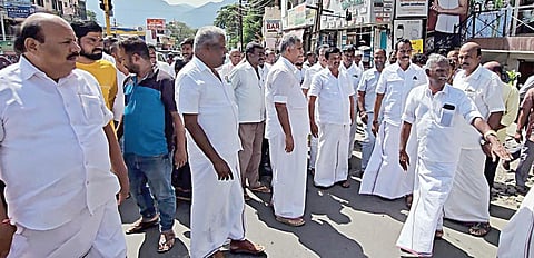 அ​தி​முக பொதுச்​ செய​லா​ளர்​ பழனி​சாமி இன்​று பிரச்​சா​ரம்​ தொடங்​கும் மேட்​டுப்​பாளை​யத்​தில் முன்​னேற்​பா​டு​களை ஆய்வு செய்த முன்​னாள் அமைச்​சர்​ எஸ்.பி.வேலுமணி உள்​ளிட்​டோர்.