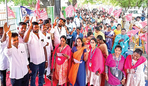 மின் வாரியத்தில் அப்ரண்டீஸ் பயிற்சி முடித்தவர்களுக்கு வேலைவாய்ப்பில் இட ஒதுக்கீடு வழங்கக் கோரி, தமிழ்நாடு மின்சார வாரிய அப்ரண்டீஸ் தொழிற்சங்கம் சார்பில் கவன ஈர்ப்பு ஆர்ப்பாட்டம் நேற்று நடைபெற்றது. | படம்: எஸ்.சத்தியசீலன் |