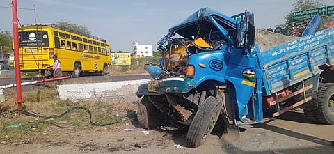 விருதுநகரில் கல்லூரி பேருந்து - லாரி மோதி விபத்து: லாரி ஓட்டுநர் உயிரிழப்பு; 10 பேர் காயம்