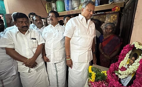 அஜித்குமார் வீட்டில் கார்த்தி சிதம்பரம்