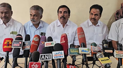 ஆம்பூரில் செய்தியாளர்களை சந்திப்பில் பாஜக மாநில செயலாளர் வெங்கடேசன்.