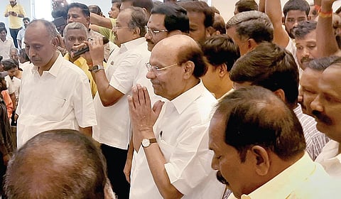 இக்கூட்டத்தில் பங்கேற்க வந்த கட்சியின் நிறுவனர் ராமதாஸ். | படங்கள்: இரா.தினேஷ்குமார் |