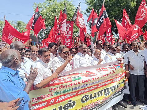 சென்னை அண்ணா சாலையில் மத்திய அரசைக் கண்டித்து போராட்டத்தில் ஈடுபட்ட தொழிற்சங்கத்தினர்.