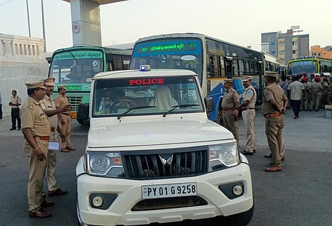 புதுச்சேரி பந்த்: கடைகள் அடைப்பு; தனியார் பேருந்துகள் ஓடவில்லை - தனியார் பள்ளிகள் விடுமுறை