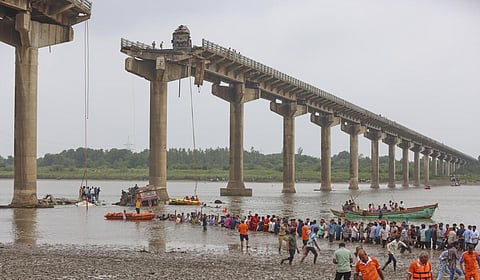 குஜராத் வதோதராவில் பாலம் இடிந்து விபத்து: வாகனங்கள் ஆற்றில் விழுந்ததில் 9 பேர் பலி