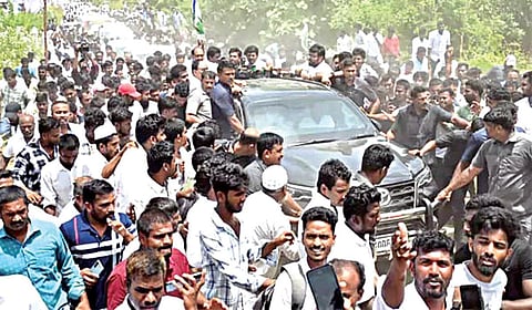 போலீஸ் நிபந்தனைகளை மீறி நூற்றுக்கணக்கான கார்களின் அணி வகுப்புடன் மா விவசாயிகளின் குறைகளை கேட்டறிய சித்தூர் மாவட்டம் வந்த முன்னாள் ஆந்திர முதல்வர் ஜெகன்மோகன் ரெட்டி.