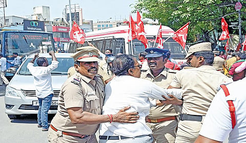 அனைத்து தொழிற்சங்கங்கள் சார்பில். 17 அம்ச கோரிக்கைகளை வலியுறுத்தி நாடு தழுவிய பொது வேலைநிறுத்தம் நேற்று நடைபெற்றது. சென்னை அண்ணா சாலையில் மறியலில் ஈடுபட்ட தொழிற்சங்கத்தினரை போலீஸார் கைது செய்தனர். | படங்கள்: எஸ்.சத்தியசீலன் |