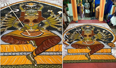 குமரி - கேரள எல்லை பகுதியில் உள்ள மீனச்சல் மேலேவீடு பத்ரகாளியம்மன் கோயிலில் மூலிகை இலை பொடியில் வரையப்பட்ட அம்மனின் களமெழுத்துப் பாட்டு ஓவியம்.