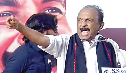 சாத்தூர் கட்சிக் கூட்டத்தில் ஊடகத்தினருக்கு எதிராக ஆவேசத்துடன் பேசிய மதிமுக பொதுச் செயலாளர் வைகோ.