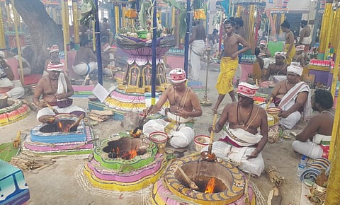 மதுரை திருப்பரங்குன்றம் முருகன் கோயிலில் கும்பாபிஷேகத்தை முன்னிட்டு இன்று காலையில இரண்டாம் கால யாக பூஜை நடைபெற்றது. | படம்: எஸ்.கிருஷ்ணமூர்த்தி