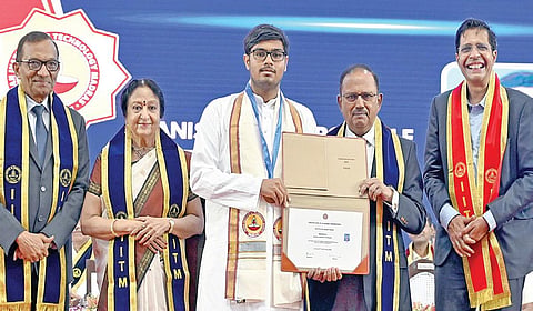 சென்னை ஐஐடி பட்டமளிப்பு விழாவில் தேசிய பாதுகாப்பு ஆலோசகர் அஜித் தோவல் மாணவர்களுக்கு பட்டங்களை வழங்கினார். உடன் நாட்டிய கலைஞர் பத்மா சுப்பிரமணியம், ஐஐடி நிர்வாகக் குழு தலைவர் பவன் கோயங்கா மற்றும் இயக்குநர் வி.காமகோடி. | படம்: எஸ்.சத்தியசீலன் |