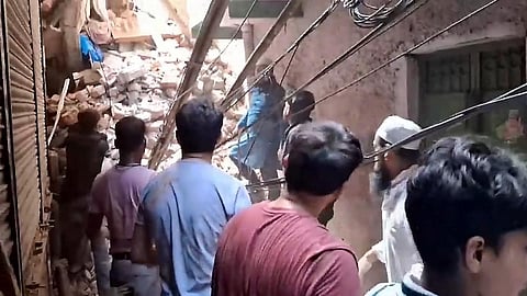 டெல்லியில் அடுக்குமாடி குடியிருப்பு இடிந்து விழுந்து விபத்து: மூவர் மீட்பு; பலர் சிக்கியிருப்பதாக அச்சம்