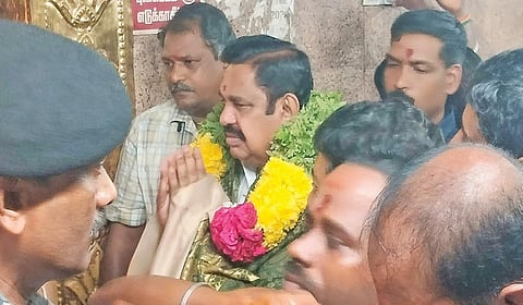 திருவக்கரை வக்கரகாளியம்மன் கோயிலில் சுவாமி தரிசனம் செய்த அதிமுக பொதுச் செயலாளர் பழனிசாமி.