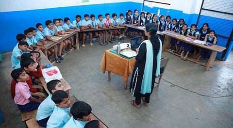 பள்ளிகளில் ‘ப’ வடிவில் வகுப்பறைகள் ஏன்? - தமிழக பள்ளிக் கல்வித் துறை விளக்கம்