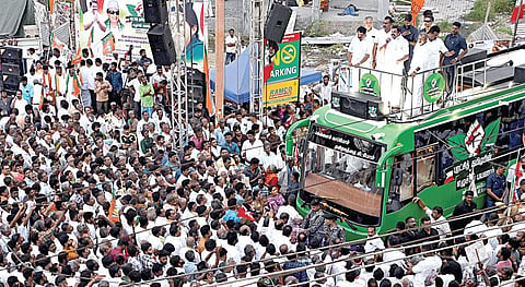 முதல்கட்ட பிரச்சாரத்தின்போது எடுக்கப்பட்ட புகைப்படம்.