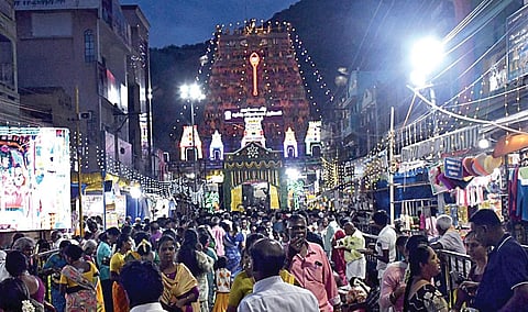 திருப்பரங்குன்றம்  சுப்பிரமணிய சுவாமி கோயில் கும்பாபிஷேகம் இன்று அதிகாலை நடைபெறுகிறது. இதை முன்னிட்டு மின் விளக்கொளியில்  ஜொலித்த கோயில்.படம்: எஸ்.கிருஷ்ணமூர்த்தி