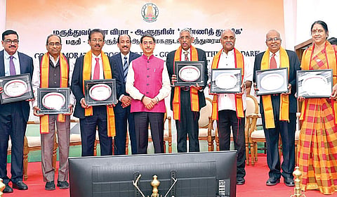 தேசிய மருத்துவர் தினத்தையொட்டி மருத்துவர் தின விழா- ஆளுநர் ‘எண்ணித் துணிக’ நிகழ்ச்சியின் ஒருபகுதியாக மருத்துவ ஆளுமைகளுடன் கலந்துரையாடல் நிகழ்வு ஆளுநர் மாளிகையில் நேற்று நடைபெற்றது. ஆளுநர் 
ஆர்.என்.ரவி தலைமை வகித்து மருத்துவத்துறையில் சிறந்து விளங்கும் 50 ஆளுமைகளுக்கு நினைவு பரிசு வழங்கி கவுரவித்தார்.