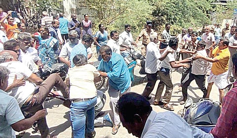 விருதுநகரில் நேற்று மோதலில் ஈடுபட்ட அரசு ஊழியர்கள்.