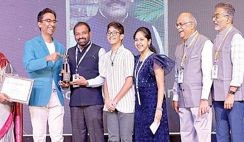 பெங்​களூரு​வில் நடை​பெற்ற நகரத்​தார்​களின் சர்​வ​தேச வர்த்தக மாநாட்​டில் எழுத்​​தாளர் சோம வீரப்​பனுக்கு ‘சிறந்த எழுத்​​தாளர்’ விருது வழங்​கப்​பட்​டது.