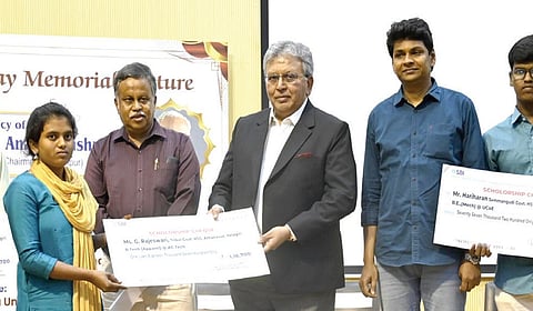 டெக்னோகிராட்ஸ் இந்தியா காலேஜ் ஃபைண்டர் சார்பில் கல்வியாளர் மு.ஆனந்தகிருஷ்ணன் நினைவு சொற்பொழிவு  நிகழ்ச்சி சென்னை கிண்டி, அண்ணா பல்கலைக்கழகத்தில் நேற்று நடைபெற்றது. விழாவில் மாணவர்களுக்கு கல்வி உதவித்தொகையை ஓய்வு பெற்ற ஐஏஎஸ் அதிகாரி கே.அசோக் வர்தன் ஷெட்டி வழங்கினார். உடன் கல்வியாளர் டி.நெடுஞ்செழியன் உள்ளிட்டோர். படம்: ம.பிரபு