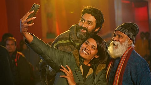 காலிதர் லாபதா படப்பிடிப்பு தளத்தில் நடிகர் அபிஷேக் பச்சன் மற்றும் இயக்குநர் மதுமிதா
