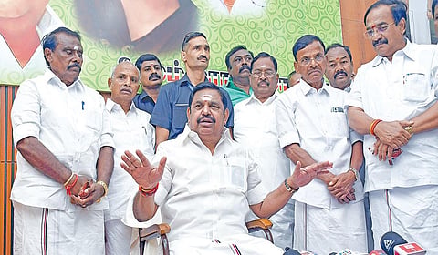 சேலம் மாநகர் மாவட்ட அதிமுக அலுவலகத்தை திறந்துவைத்து பின்னர் செய்தியாளர்களைச் சந்தித்த பொதுச்செயலாளர் பழனிசாமி. உடன் மாநகர் மாவட்ட செயலாளர் பாலு, மாவட்ட பொறுப்பாளர் சிங்காரம் உள்ளிட்டோர். | படம்: எஸ்.குரு பிரசாத் |