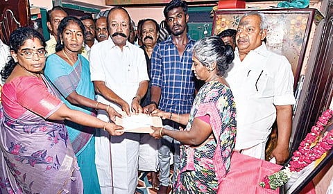 மடப்புரத்தில் அஜித்குமார் குடும்பத்துக்கு இழப்பீடாக ரூ.7.5 லட்சத்துக்கான காசோலையை வழங்கிய அமைச்சர் கே.ஆர்.பெரியகருப்பன், மாவட்ட ஆட்சியர் கா.பொற்கொடி. உடன் தமிழரசி எம்எல்ஏ.