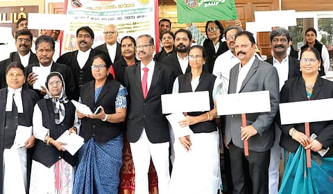 தமிழ்நாடு சமரச தீர்வு மையம் சார்பில், நிலுவை வழக்குகளின் எண்ணிக்கையை குறைக்கும் வகையில் ‘தேசத்துக்கான சமரச பிரச்சார விழிப்புணர்வு பேரணி’ சென்னை உயர் நீதிமன்ற வளாகத்தில் நேற்று நடைபெற்றது.
இதில், சமரச தீர்வு மையம் குறித்த விழிப்புணர்வு பதாகைகளுடன் நீதிபதிகள், வழக்கறிஞர்கள், நீதித்துறை பணியாளர்கள் பங்கேற்றனர்.