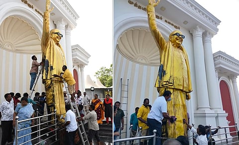 கருணாநிதி சிலை மீது வீசப்பட்டிருந்த கறுப்பு பெயின்ட் முழுவதும் துடைக்கப்பட்டு, சிலை சுத்தம் செய்யப்பட்டது. | படங்கள்: எஸ்.குருபிரசாத்