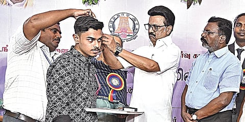 சிதம்பரத்தில் நேற்று நடைபெற்ற விழாவில் ‘உங்களுடன் ஸ்டாலின்’ திட்டத்தை தொடங்கிவைத்த முதல்வர் மு.க.ஸ்டாலின், பயனாளிக்கு காதொலிக் கருவியைப் பொருத்தினார். உடன், அமைச்சர்கள் எம்ஆர்கே.பன்னீர்செல்வம், சி.வெ. கணேசன், விடுதலை சிறுத்தைகள் கட்சித் தலைவர் திருமாவளவன், மாவட்ட ஆட்சியர் சிபி ஆதித்யா செந்தில்குமார் உள்ளிட்டோர்.