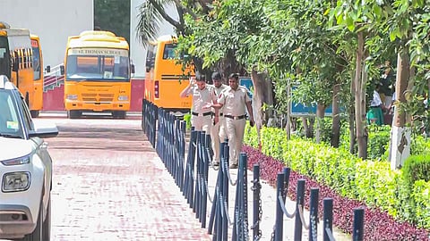 டெல்லியில் 5 பள்ளிகள், 1 கல்லூரிக்கு வெடிகுண்டு மிரட்டல்: 3 நாட்களில் 10-வது சம்பவம்