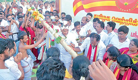 மதுரை அருகே பாரப்பத்தியில் தவெக 2-வது மாநில மாநாட்டுக்கான பந்தல்கால் நடும் விழாவில் பங்கேற்ற கட்சியின் பொதுச் செயலாளர் ஆனந்த் மற்றும் நிர்வாகிகள். | படம்: எஸ்.கிருஷ்ணமூர்த்தி |