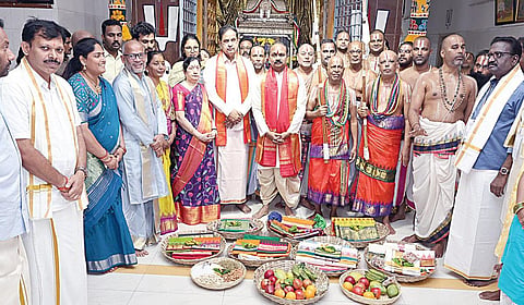 திருப்பதி ஏழுமலையான் கோயிலில் நேற்று ஆனிவார ஆஸ்தானம் கடைபிடிக்கப்பட்டது. இதற்காக தமிழ்நாடு இந்து சமய அறநிலையத் துறை செயலாளர் தரன் தலைமையில்  ரங்கம் ரங்கநாதர் கோயிலில் இருந்து கொண்டுவரப்பட்ட பட்டு வஸ்திரங்கள் திருமலை ஜீயரிடம் ஒப்படைக்கப்பட்டன.