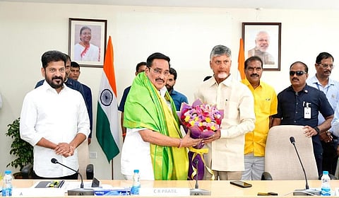 டெல்​லி​யில் நேற்று மத்​திய நீர்​வளத்​துறை அமைச்சர் சி.ஆர்.பாட்​டீல் 
முன்​னிலை​யில், ஆந்​திரா மற்​றும் தெலங்​கானா மாநில முதல்​வர்​கள் நதிநீர் பங்​கீடு குறித்து பேச்​சு​வார்த்தை நடத்​தினர்.