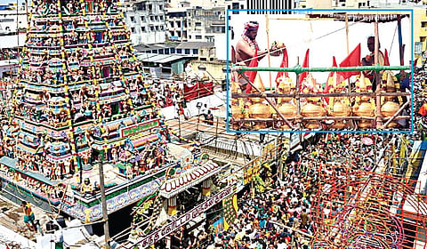 சென்னை கந்தகோட்டம் முத்துக்குமார சுவாமி கோயில் கும்பாபிஷேகம் நேற்று விமரிசையாக நடைபெற்றது. விழாவில் ஆயிரக்கணக்கான பக்தர்கள் கலந்துகொண்டு சுவாமி தரிசனம் செய்தனர். | படங்கள்: ம.பிரபு |