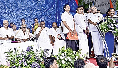தமாகா சார்பில் காமராஜரின் பிறந்தநாள் விழா பொதுக்கூட்டம் சென்னை புரசைவாக்கத்தில் நடைபெற்றது. இதில் கட்சியின் தலைவர் ஜி.கே.வாசன், சுதந்திர போராட்ட வீரர் லட்சுமி காந்தன், காமராஜர் மக்கள் கட்சி நிறுவன தலைவர் தமிழருவி மணியன், தமாகா பொதுச் செயலாளர்கள் ராஜம் எம்.பி.நாதன், ஜி.ஆர்.வெங்கடேஷ் உள்ளிட்டோர் கலந்து கொண்டனர். | படம்: ம.பிரபு |