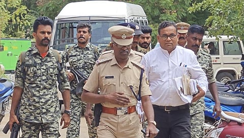 சிவகங்கை மாவட்ட முதன்மை நீதிமன்றத்துக்கு அழைத்து வரப்பட்ட மாவோஸ்ட் ரூபேஷ் (வெள்ளைச் சட்டை அணிந்தவர்).