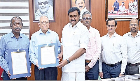 தமிழக அரசு தொடங்கிய சென்னை இதழியல் கல்வி நிறுவனத்தின் நிர்வாகக் குழு தலைவராக ‘தி இந்து’ குழுமத்தின் இயக்குநரும் ‘தி இந்து’ நாளிதழின் முன்னாள் முதன்மை ஆசிரியருமான என்.ரவி, தலைமை இயக்குநராக மூத்த பத்திரிகையாளர் ஏ.எஸ்.பன்னீர்செல்வம் நியமிக்கப்பட்டுள்ளனர். இதற்கான ஆணைகளை அமைச்சர் 
மு.பெ.சாமிநாதன் வழங்கினார். உடன் துறை செயலர் வே.ராஜாராமன், இயக்குநர் இரா.வைத்திநாதன்.